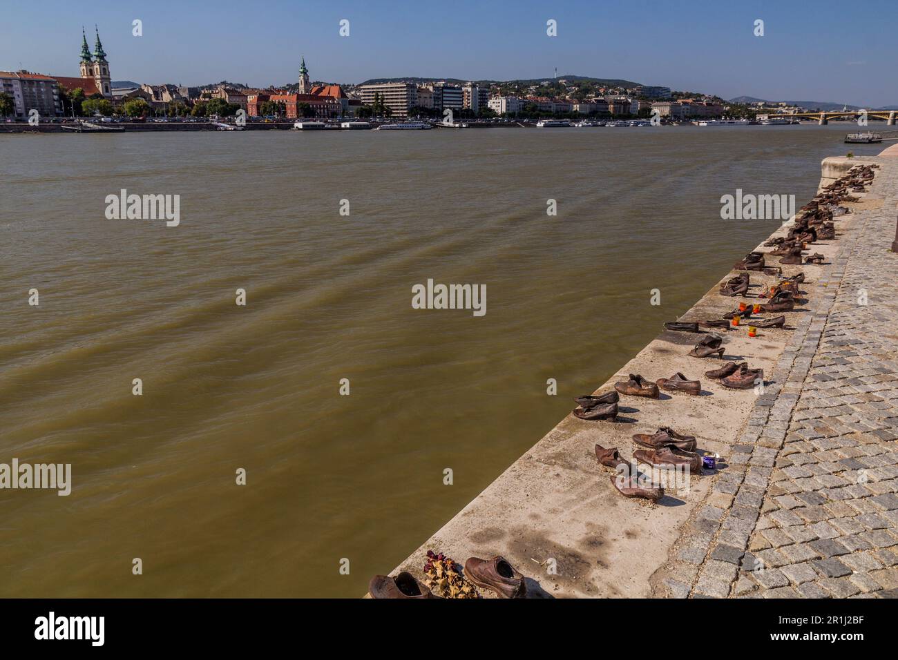 BUDAPEST, UNGARN - 8. SEPTEMBER 2021: Schuhe auf dem Donaubankdenkmal in Budapest, Ungarn Stockfoto
