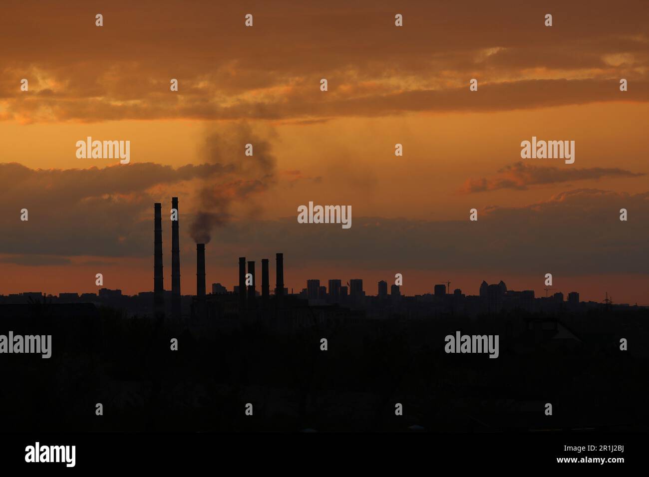 Horizon mit Stadtlinie und Powers Station bei Sonnenuntergang Stockfoto