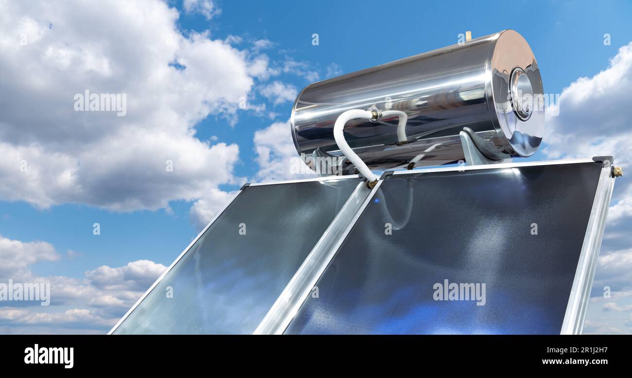 Solarkollektor zum Erhitzen von Wasser mit Solarenergie. Hochwertiges Foto Stockfoto