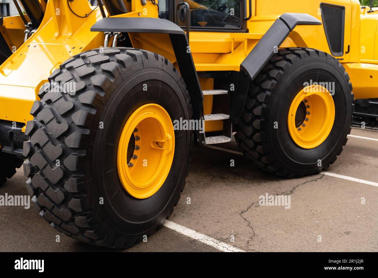 Nahaufnahme der Räder der Baumaschine. Hochwertiges Foto Stockfoto