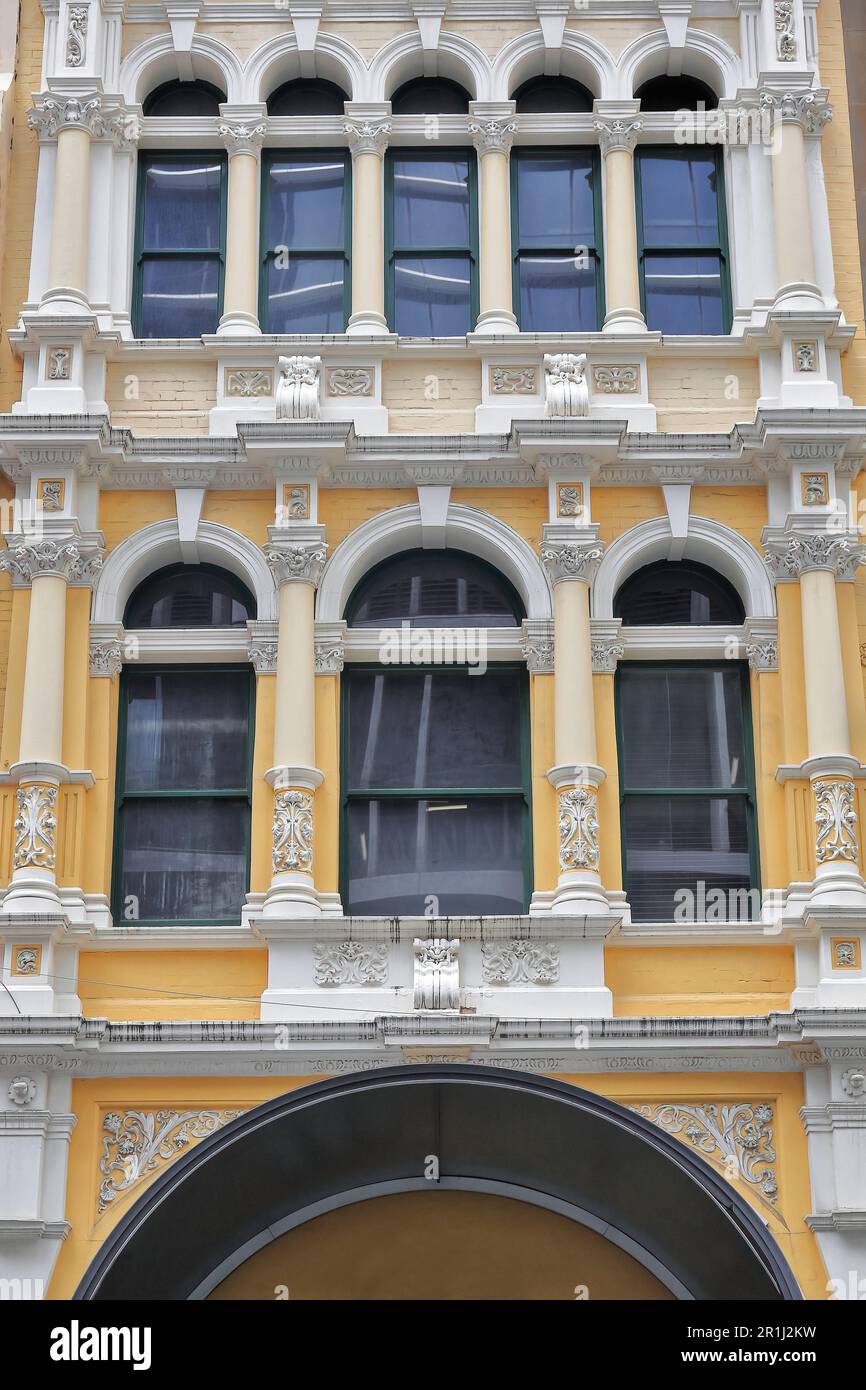 642 späte viktorianische Föderation Freie gelb-weiße Fassade im klassischen Stil gegenüber der Pitt Street Mall des ehemaligen Skygarden-Gebäudes. Sydney-Australien. Stockfoto