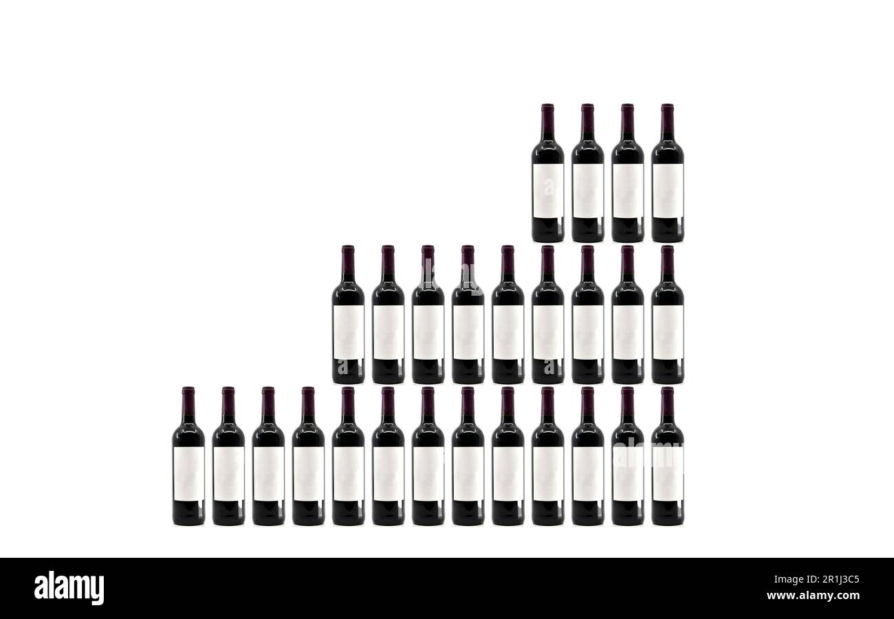 Volle Flaschen Rotwein in Form einer Karte in aufsteigender Größe auf einem weißen Backböden. Alkoholkonsum-Konzept. Speicherplatz kopieren. Stockfoto