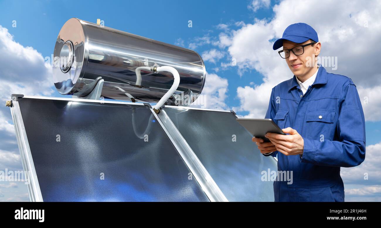 Arbeiter mit digitalem Tablet neben Solarsammler. Hochwertiges Foto Stockfoto