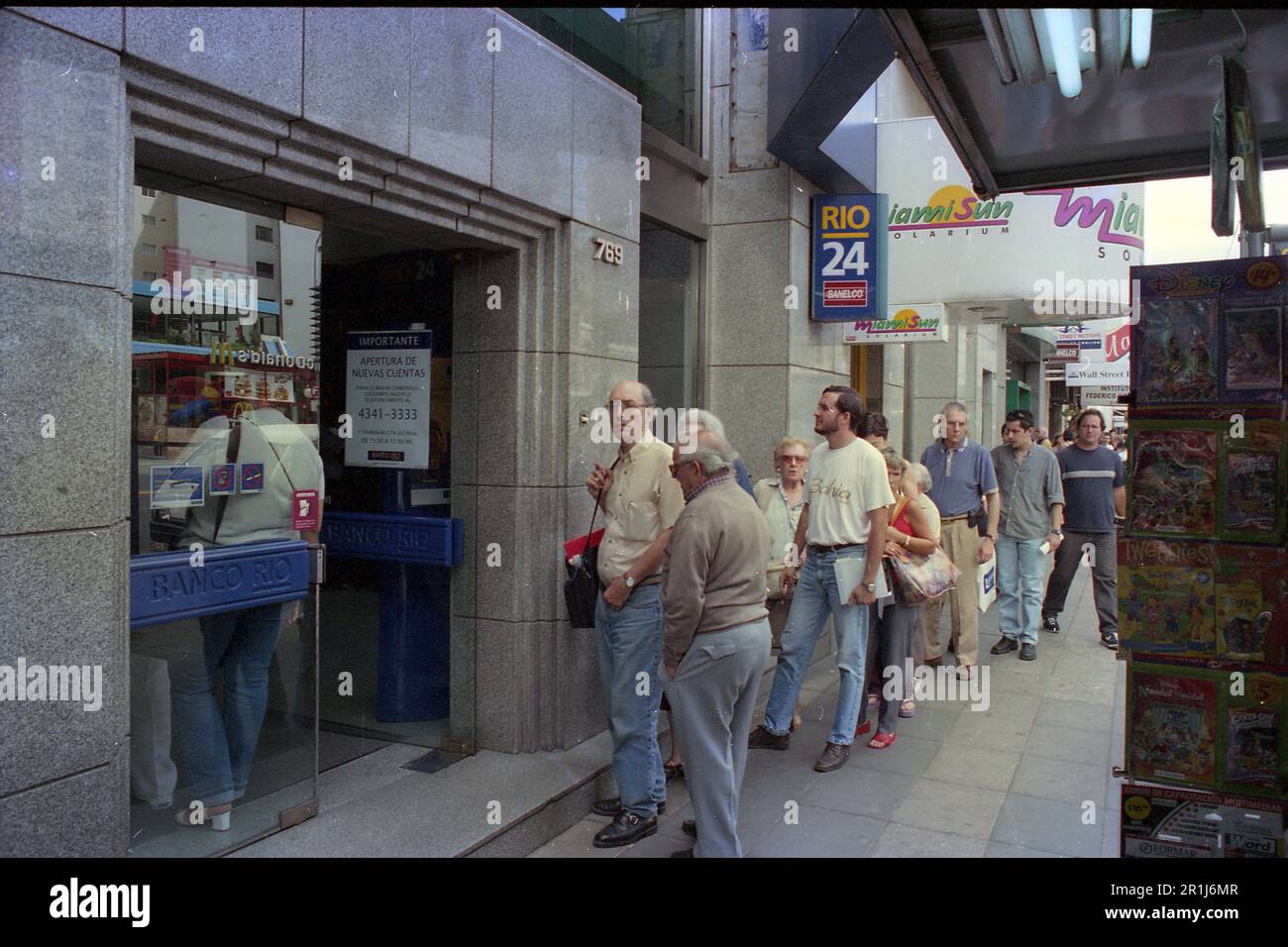 Bankenkrise in Argentinien, Large cues wating to claim for deposits, Buenos Aires, Dezember 2001 Stockfoto