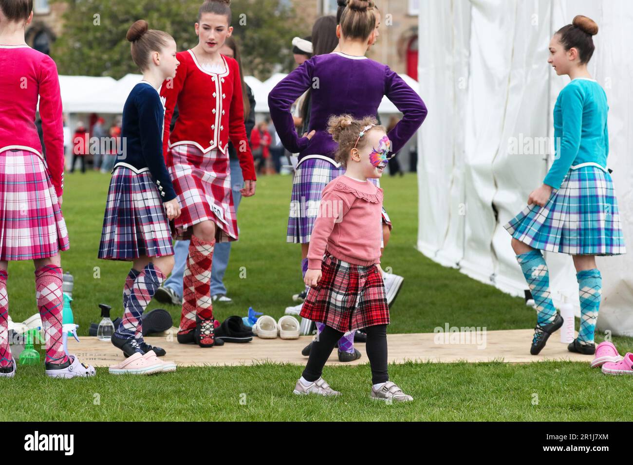 Gourock, Großbritannien. 14. Mai 2023. Die ersten Highland Games der Saison 2023 fanden im Battery Park, Gourock, Schottland, statt, als Wettbewerber von Scottish Country Dancing, Pfeifenbänder und die traditionellen „Scottish Highland Heavy“-Wettbewerbe stattfanden. Kredit: Findlay/Alamy Live News Stockfoto