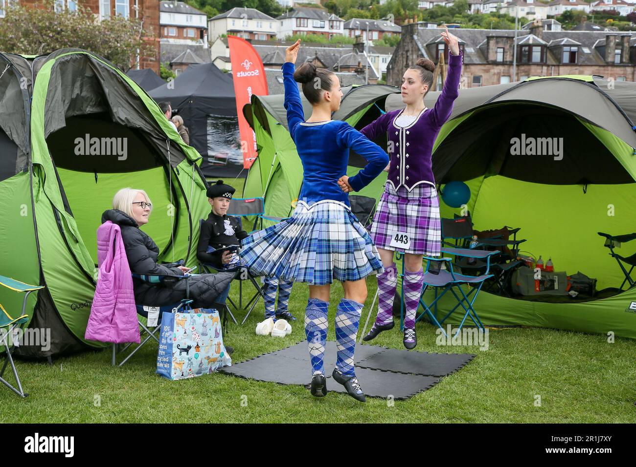 Gourock, Großbritannien. 14. Mai 2023. Die ersten Highland Games der Saison 2023 fanden im Battery Park, Gourock, Schottland, statt, als Wettbewerber von Scottish Country Dancing, Pfeifenbänder und die traditionellen „Scottish Highland Heavy“-Wettbewerbe stattfanden. Zwei Tanzwettkämpfer üben vor dem Wettkampf. Kredit: Findlay/Alamy Live News Stockfoto