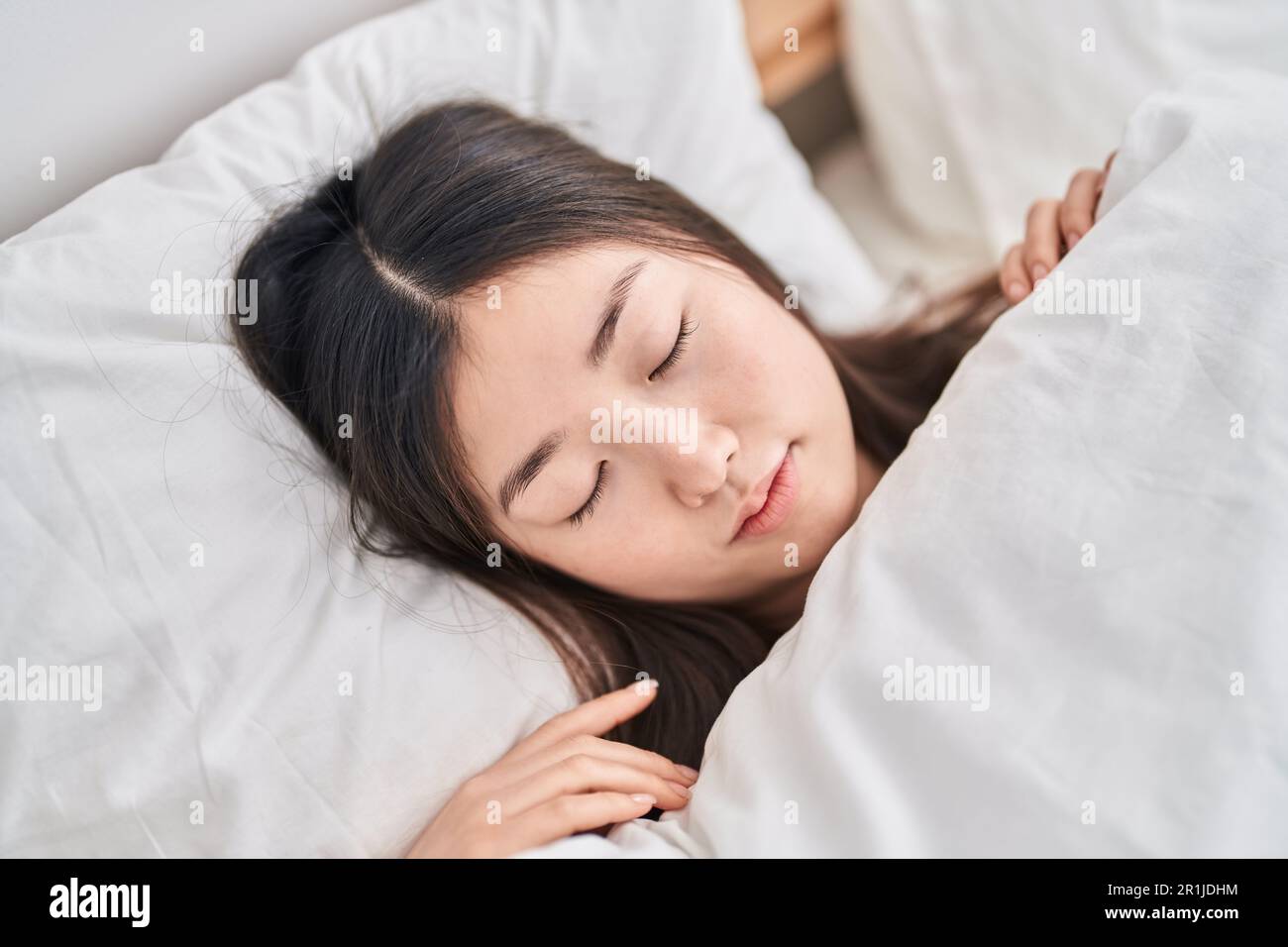 Chinesin liegt im Bett und schläft im Schlafzimmer Stockfotografie - Alamy