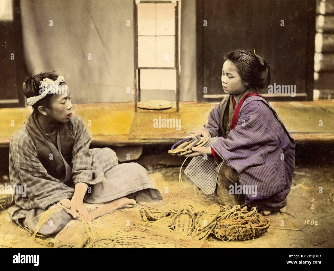 Making Straw Shows, c. 1860, Japan, Historic, digital restaurated Reproduction from 19. century original / die Herstellung von Strohschuhen, um 1860, Japan, Historisch, digital restaurierte Reproduktion von einer Vorlage aus dem 19. Hundert Stockfoto