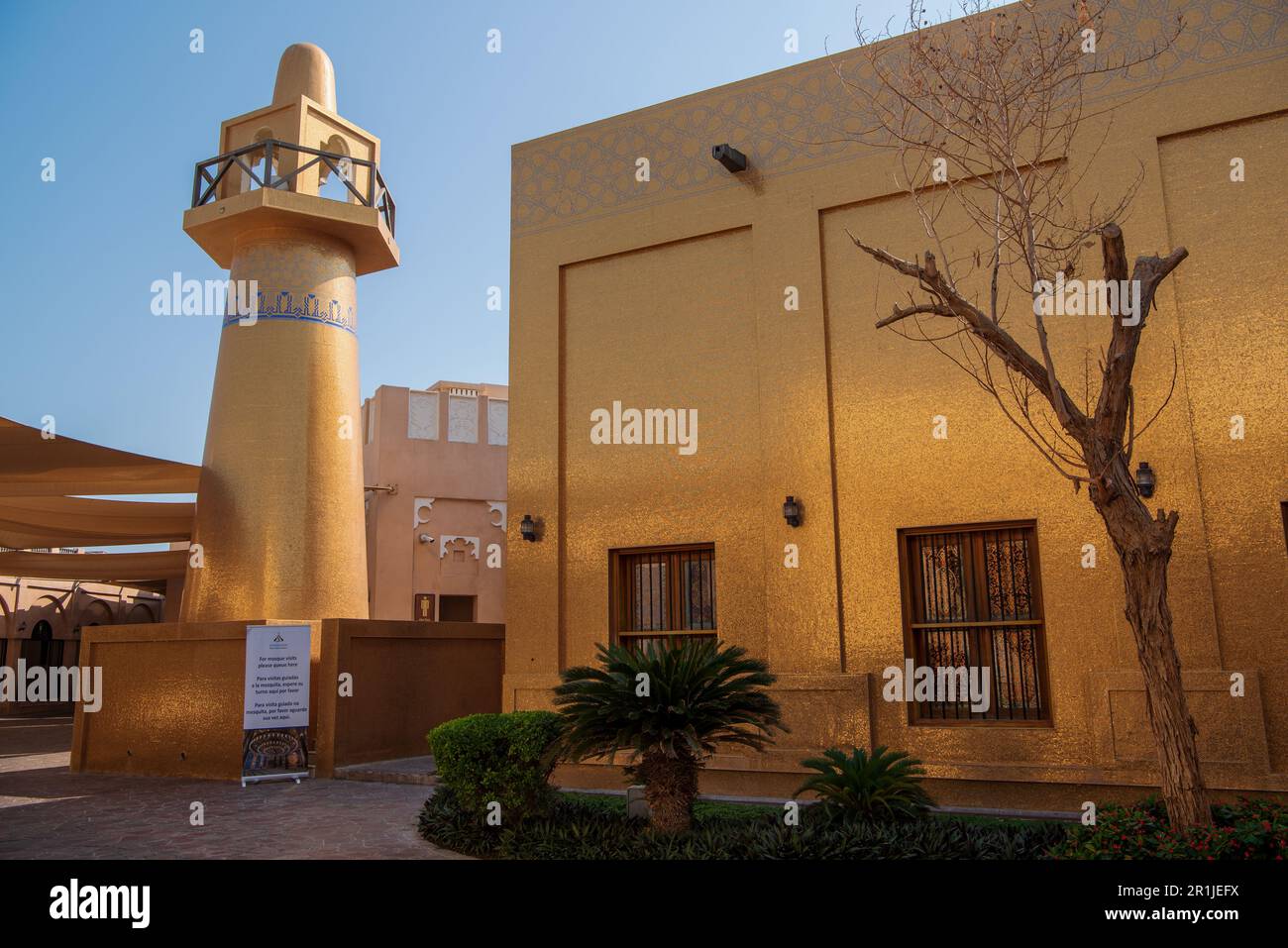 Die Golden Masjid oder die goldene Moschee in Katar ist eine der schönsten kulturellen Attraktionen, die osmanische Architektur widerspiegeln. Stockfoto
