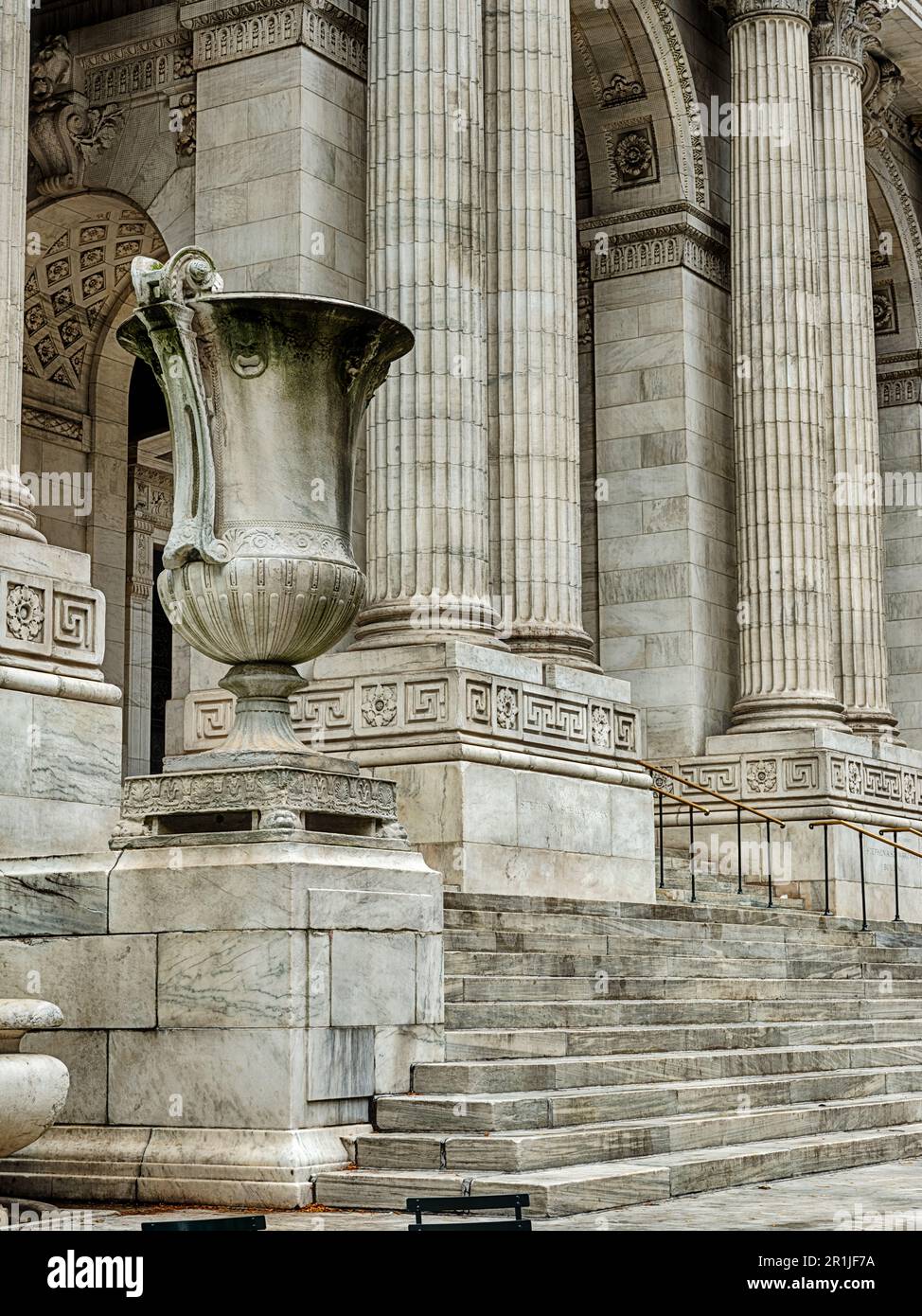 Steintreppen führen zum Eingang zur New York Public Library. Stockfoto