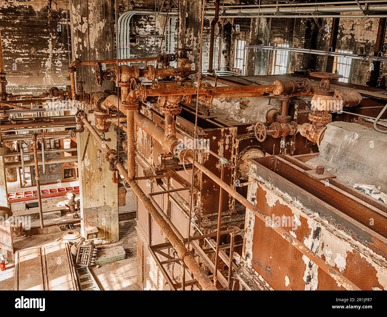 Das Innere des alten Kraftwerks auf Alcatraz Island zeigt einen Raum voller verrosteter alter Geräte und Wasserkessel. Stockfoto