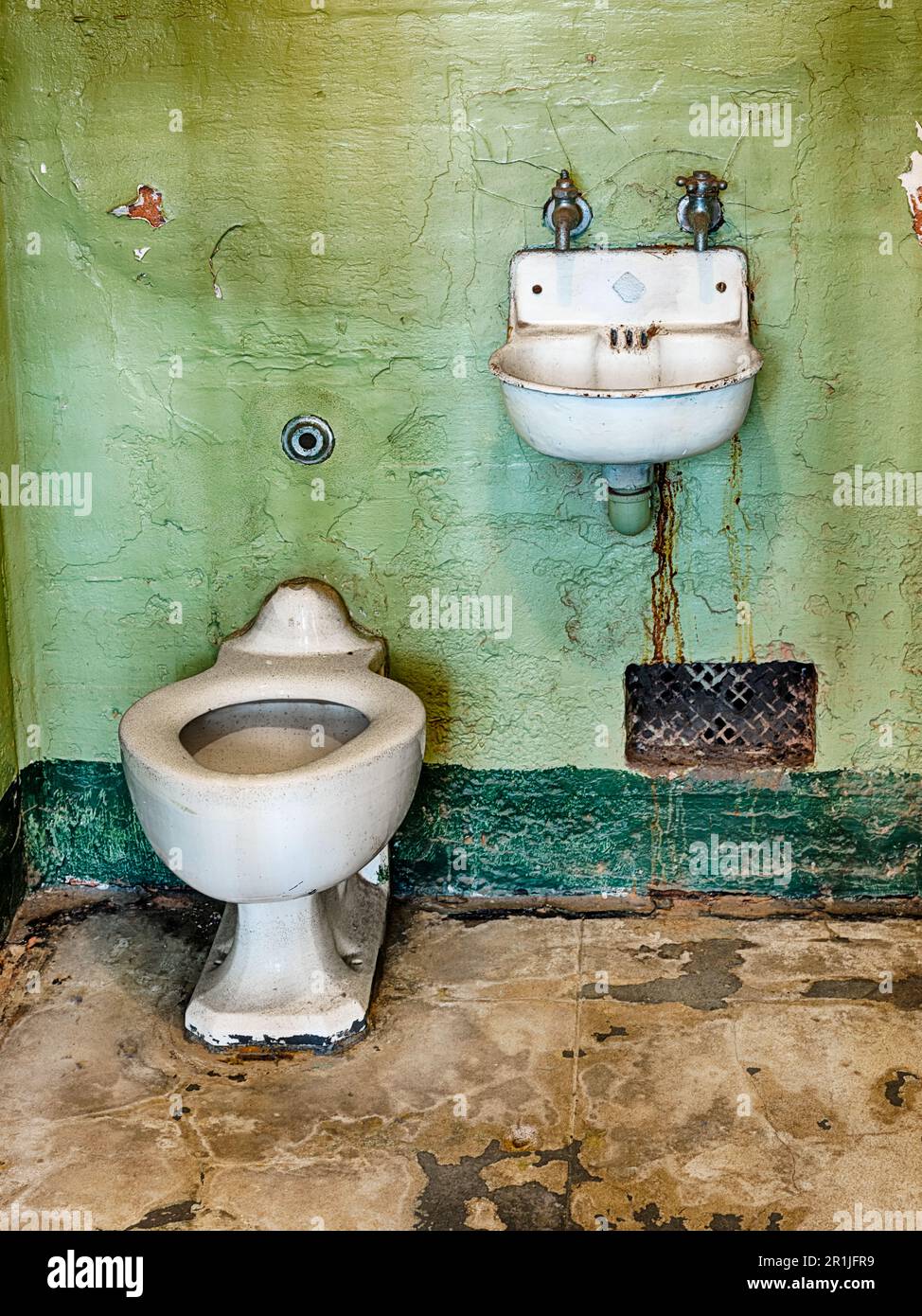 Eine Toilette und ein Waschbecken boten grundlegende sanitäre Einrichtungen in einer der Gefängniszellen des Alcatraz Bundesgefängnisses. Stockfoto