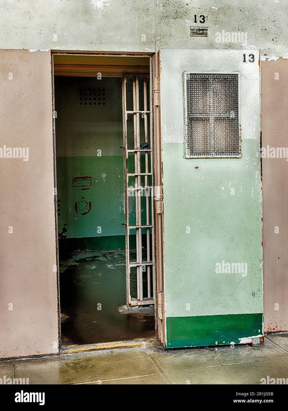 Zelle 13 war eine der Gefängniszellen, die für Einzelstrafen in Alcatraz reserviert waren. Stockfoto