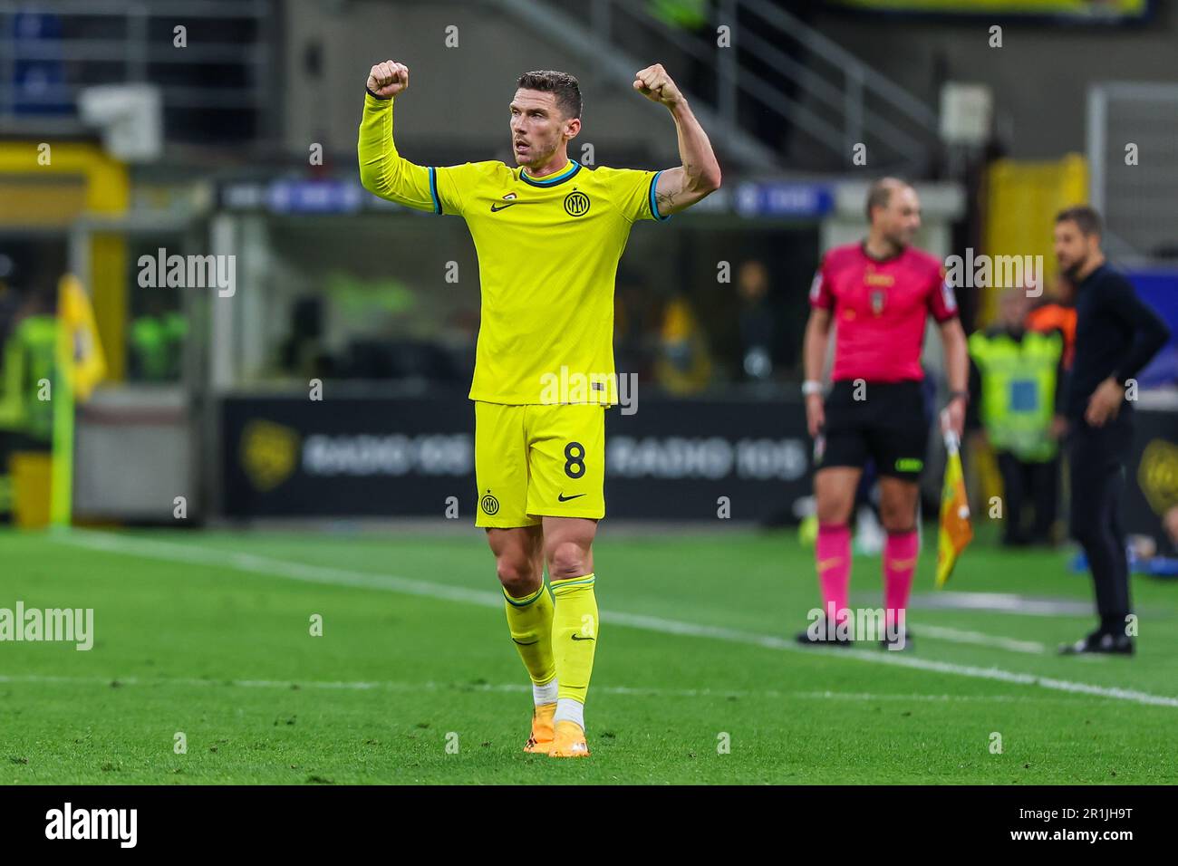 Mailand, Italien. 13. Mai 2023. Robin Gosens vom FC Internazionale feiert am Ende der Serie Ein Fußballspiel von 2022/23 zwischen dem FC Internazionale und US Sassuolo im Giuseppe Meazza Stadium. Endergebnis: Inter 4:2 Sassuolo. (Foto: Fabrizio Carabelli/SOPA Images/Sipa USA) Guthaben: SIPA USA/Alamy Live News Stockfoto