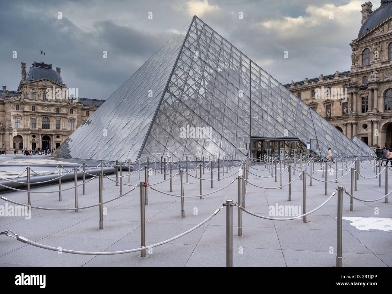 PARIS, FRANKREICH - 24. April 2023: Panoramablick auf den Louvre im Herzen von Paris, berühmtes historisches Wahrzeichen der Kunst in Frankreich, Europa Stockfoto