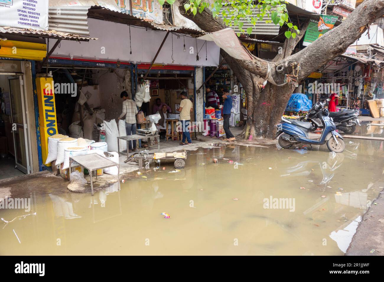 Überflutete Straße vor Geschäften nach starken Regenfällen, Paharganj, Neu-Delhi, Indien Stockfoto