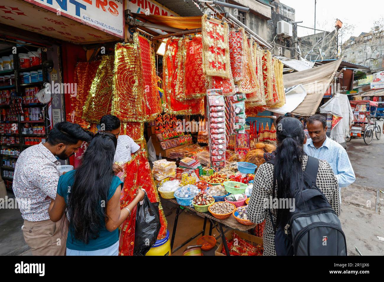 Hinduistische religiöse Opfer in einem Straßenladen in Paharganj, Neu-Delhi, Indien Stockfoto