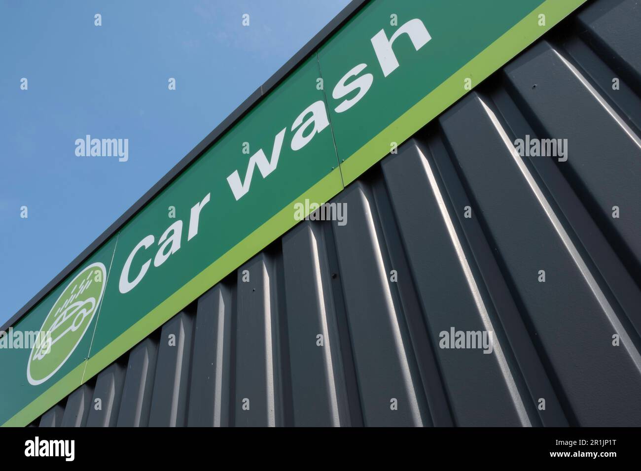 Außenansicht mit „Autowaschanlage“-Schild und Symbol einer Autowaschanlage in Lemmer, Niederlande Stockfoto