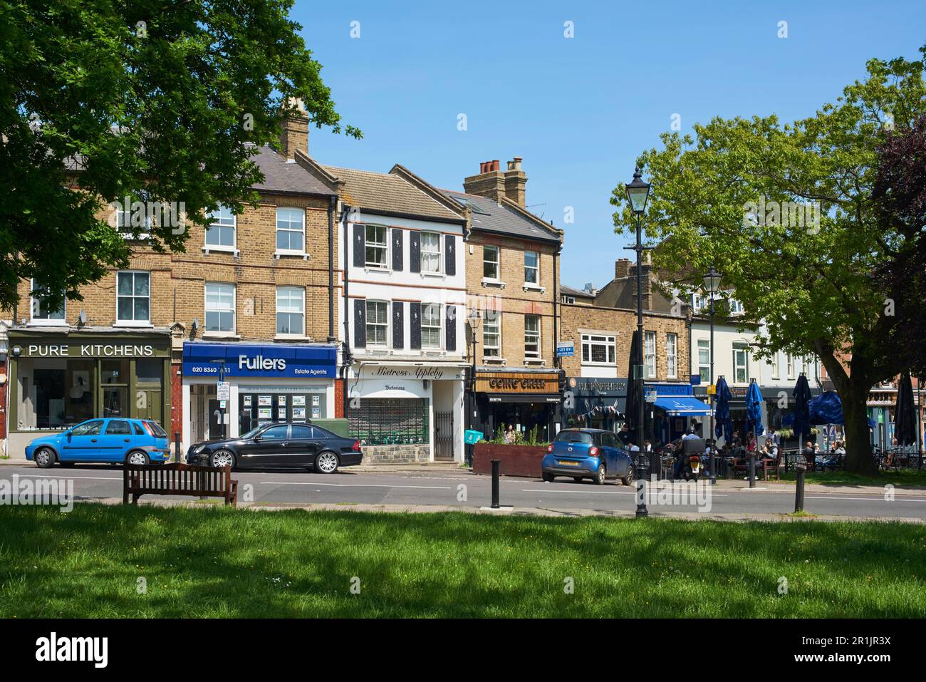 The Green in Winchmore Hill, North London, Großbritannien, mit Geschäften und Restaurants Stockfoto