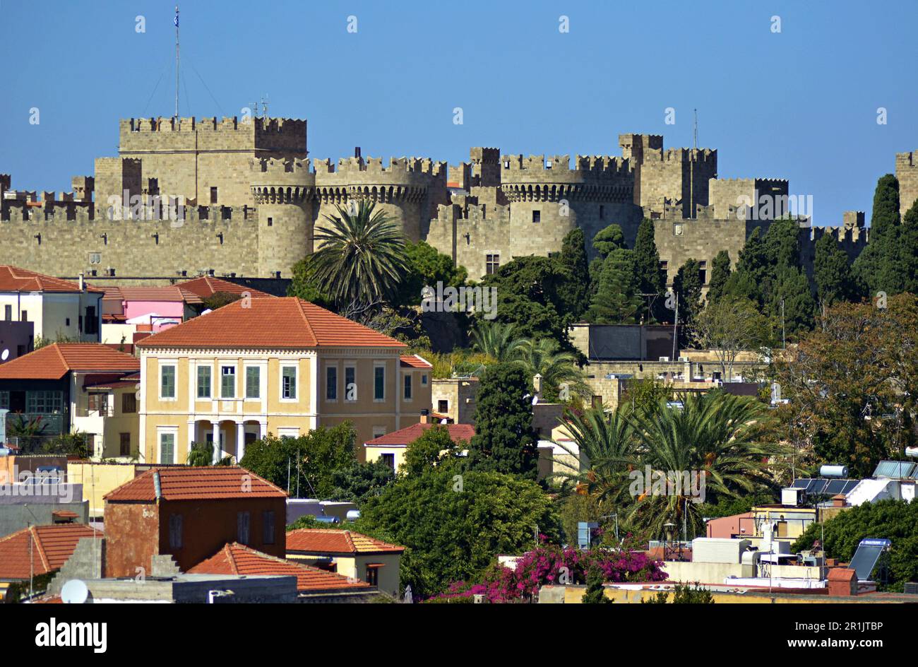 Insel Rhodos - Altstadt. Der Palast der Großmeister in der mittelalterlichen Stadt Rhodos, ein UNESCO-Denkmal. Häuser und Keramikdächer von Häusern. Stockfoto