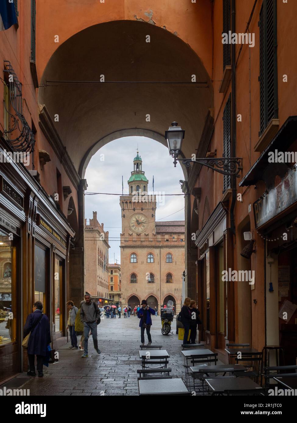 Palazzo d'Accursio Uhrenturm eingerahmt von einem Gebäude, Bologna Stockfoto