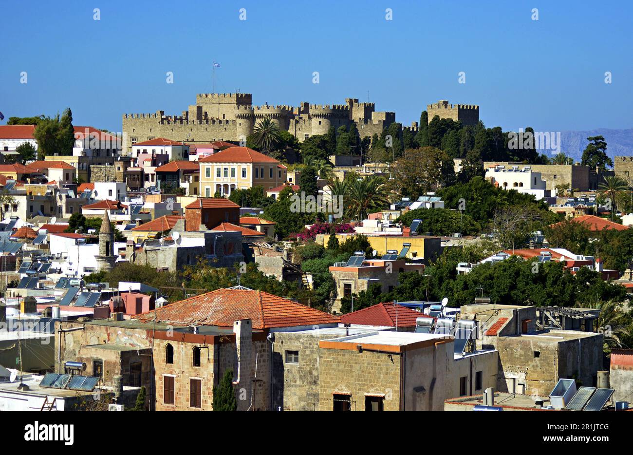 Insel Rhodos - Altstadt. Der Palast der Großmeister in der mittelalterlichen Stadt Rhodos, ein UNESCO-Denkmal. Häuser und Keramikdächer von Häusern. Stockfoto