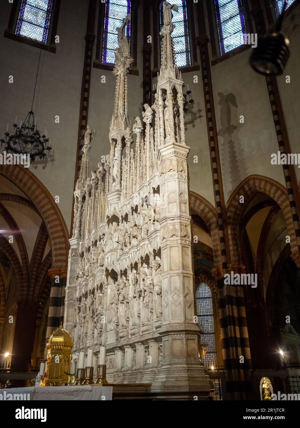 Basilika di San Francesco, der von den Venezianern Jacobello und Pier Paolo dalle Masegne in Bologna geschnitzt wurde Stockfoto