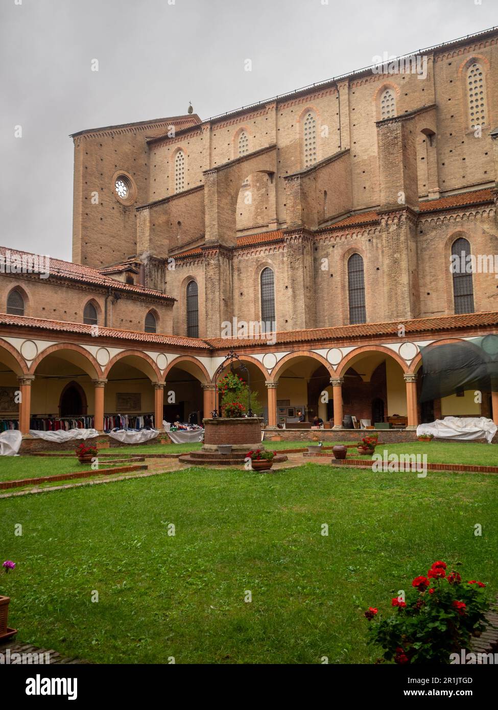 Der Kreuzgang der Basilika San Francesco in Bologna Stockfoto
