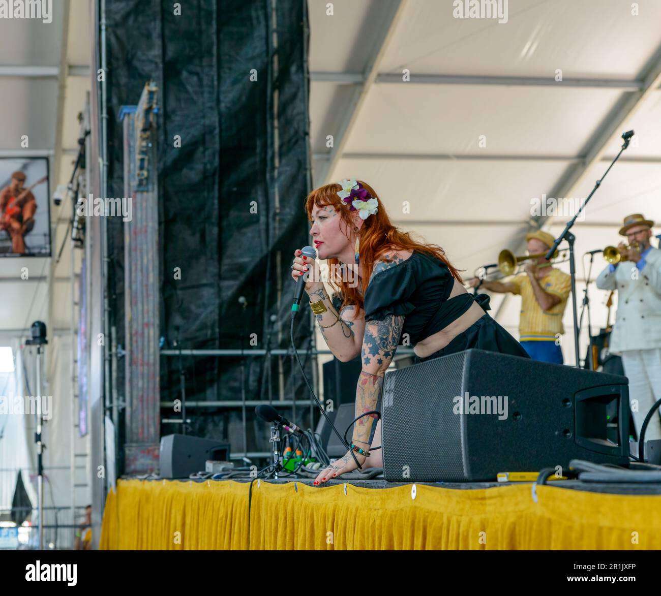 NEW ORLEANS, LA, USA - 4. MAI 2023: Meschiya Lake und die Little Big Horns treten beim New Orleans Jazz and Heritage Festival im Blues Tent auf Stockfoto