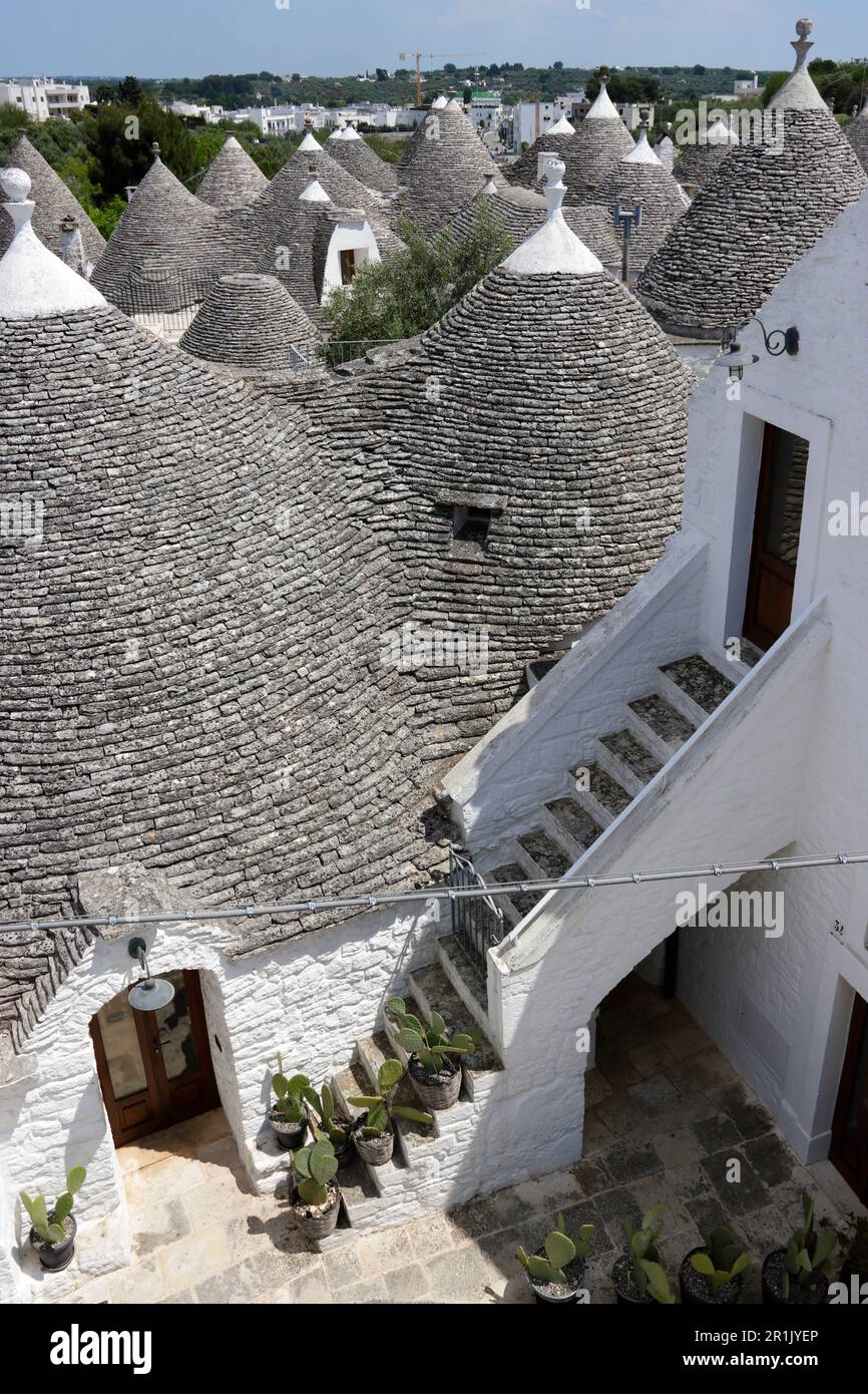 Blick auf die Trulli von Rione Monti, Alberobello, Apulien, Italien von den Dächern Stockfoto