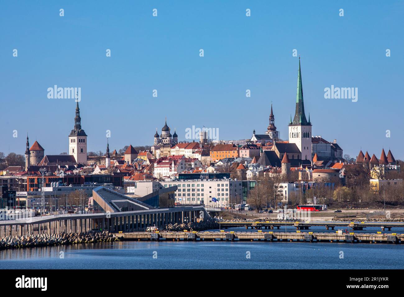 Vanalinn oder die Skyline der Altstadt von einem Kreuzfahrtschiff in Tallinn, Estland Stockfoto