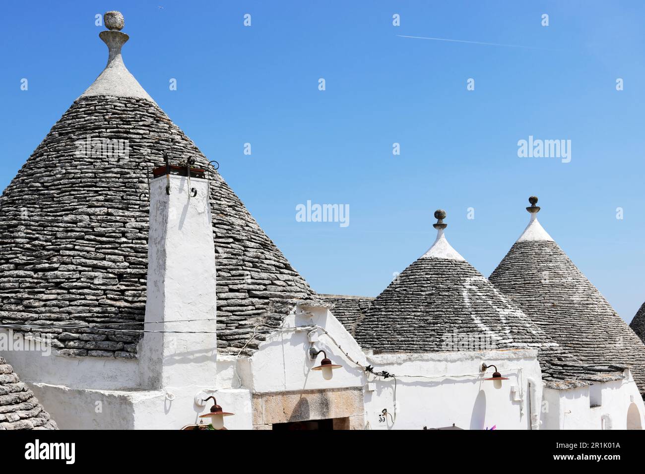 Straßendetails und Trulli-Details in Rione Monti, Alberobello, Apulien Stockfoto