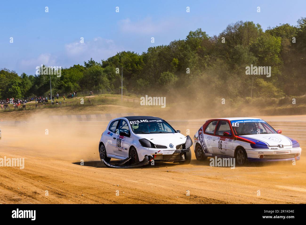 138 LAMBEC Estelle, BARBAULT-FORGET Arthur, Renault Clio 3Rs, 16 da SILVA Allan, Peugeot 306 S16, Action während der Fol'car de Mayenne, 4. Runde des Championnat de France de Fol'Car 2023, vom 13. Bis 14. Mai 2023 auf dem Circuit de Châtillon-sur-Colmont, in Châtillon-sur-Colmont, Frankreich - Photo Paulnier Credit: DPPI Media/Alamy Live News Stockfoto