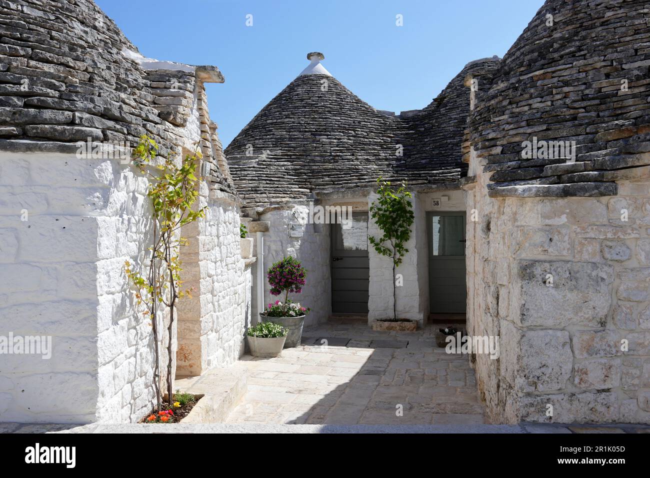 Ruhige Wohnstraßen in Rione Aia Piccola, Alberobello, Apulien, abseits der Touristenmassen Stockfoto