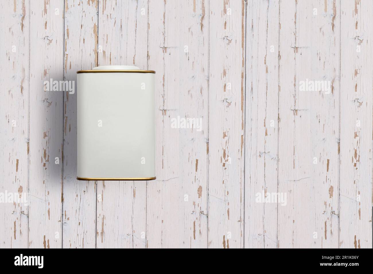 Auffüllen, Blick auf weiße Teedosen isoliert auf weißem Holzhintergrund. Geeignet für Ihr Designprojekt. Stockfoto