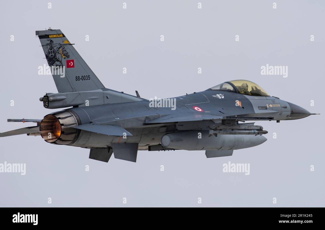 Türkische F-16 Kampffalken, die an verschiedene Kampfgeschwader ...