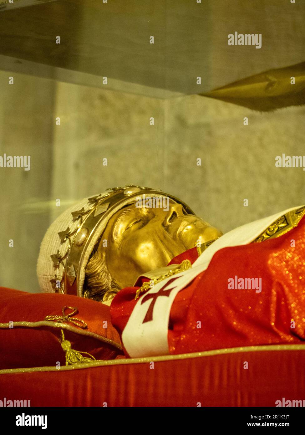Arezzo Kathedrale Grabmal von Papst Gregor X. Detail der goldenen Gesichtsmaske Stockfoto