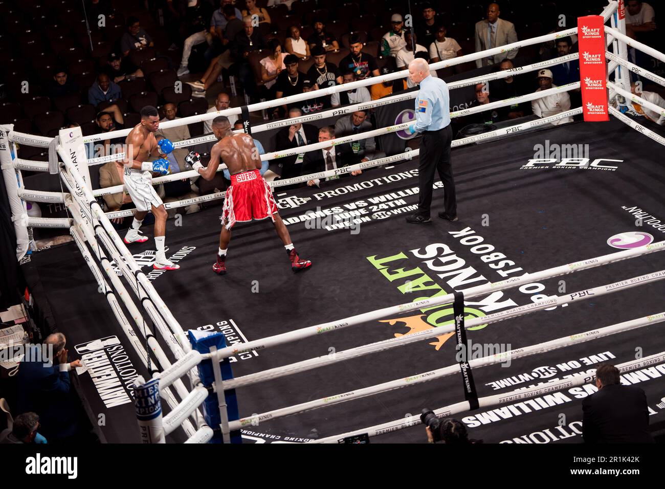 Las Vegas, Usa. 13. Mai 2023. LAS VEGAS, NV - 13. Mai: Justin Viloria tritt gegen Pedro Pinillo in 6 Runden im Showtime Boxing Champions Super Featherweight-Kampf im Chelsea, im Cosmopolitan am 13. Mai 2023 in Las Vegas, Nevada, USA an (Fotos von Hector Leyva/PxImages). Credit: Px Images/Alamy Live News Stockfoto