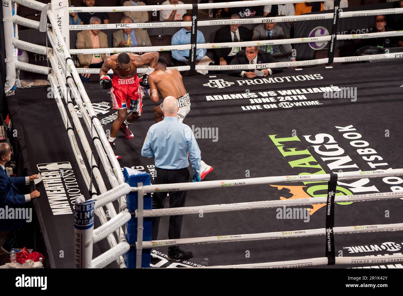 Las Vegas, Usa. 13. Mai 2023. LAS VEGAS, NV - 13. Mai: Justin Viloria tritt gegen Pedro Pinillo in 6 Runden im Showtime Boxing Champions Super Featherweight-Kampf im Chelsea, im Cosmopolitan am 13. Mai 2023 in Las Vegas, Nevada, USA an (Fotos von Hector Leyva/PxImages). Credit: Px Images/Alamy Live News Stockfoto