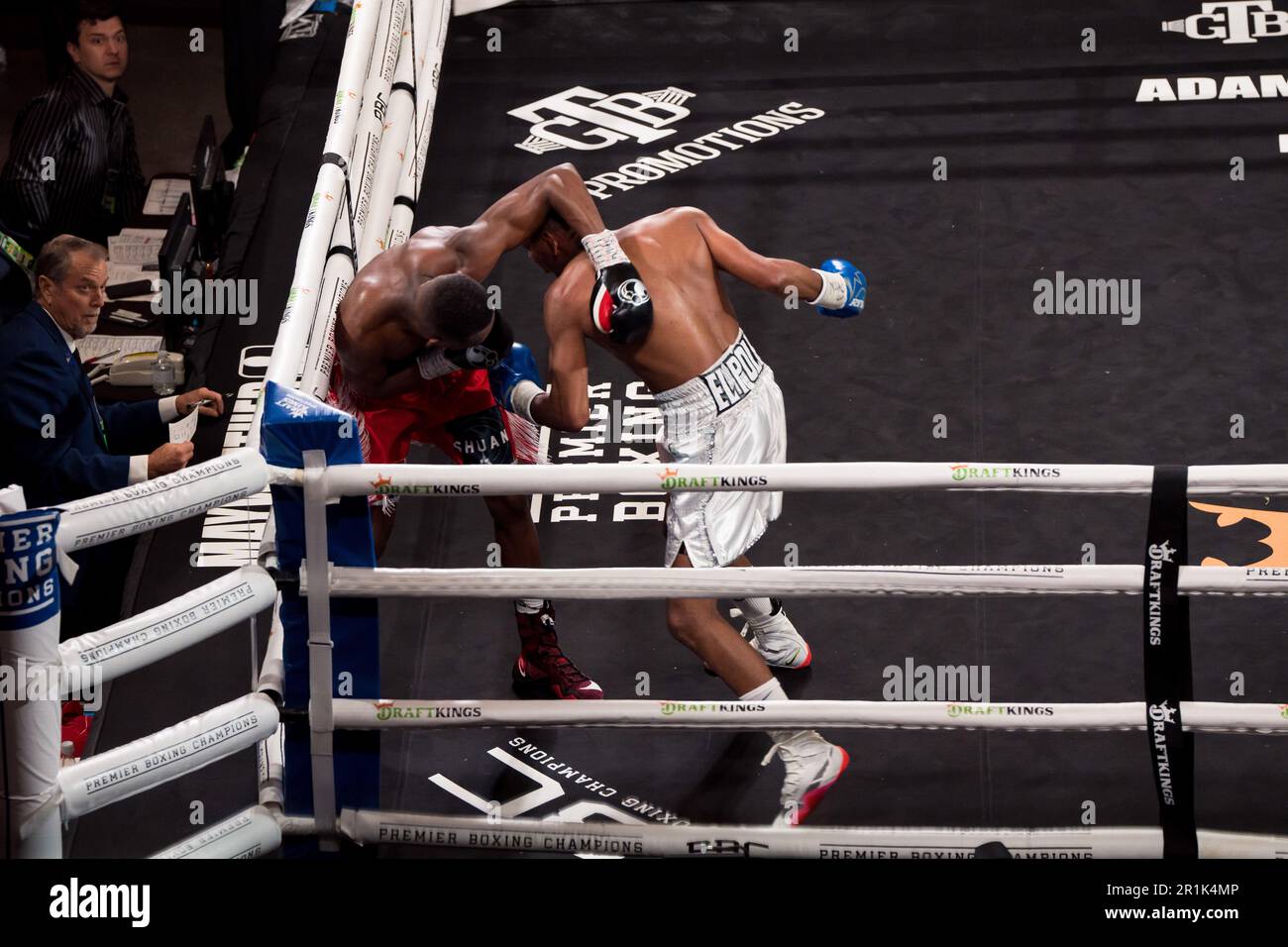 Las Vegas, Usa. 13. Mai 2023. LAS VEGAS, NV - 13. Mai: Justin Viloria tritt gegen Pedro Pinillo in 6 Runden im Showtime Boxing Champions Super Featherweight-Kampf im Chelsea, im Cosmopolitan am 13. Mai 2023 in Las Vegas, Nevada, USA an (Fotos von Hector Leyva/PxImages). Credit: Px Images/Alamy Live News Stockfoto
