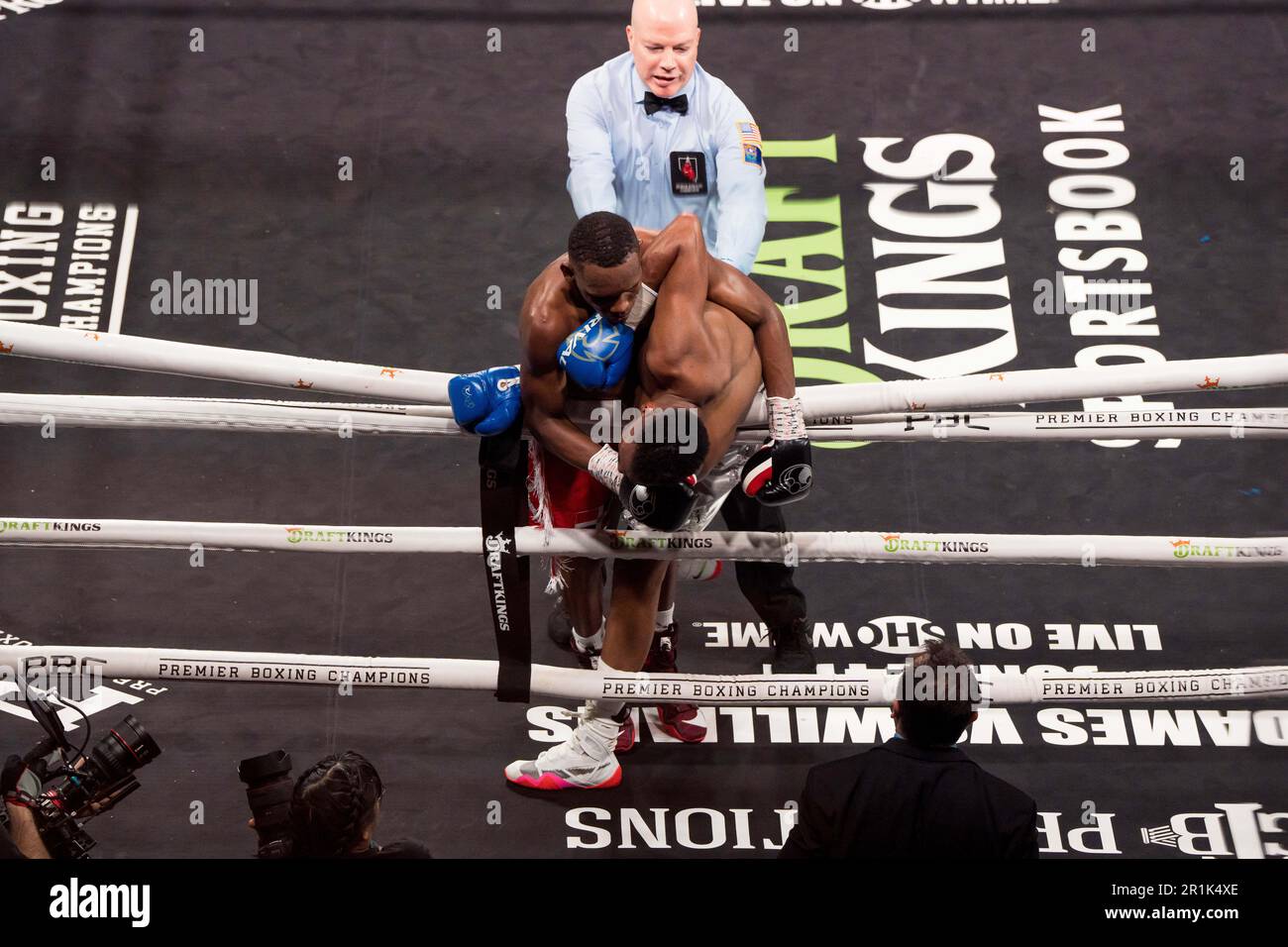 Las Vegas, Usa. 13. Mai 2023. LAS VEGAS, NV - 13. Mai: Justin Viloria tritt gegen Pedro Pinillo in 6 Runden im Showtime Boxing Champions Super Featherweight-Kampf im Chelsea, im Cosmopolitan am 13. Mai 2023 in Las Vegas, Nevada, USA an (Fotos von Hector Leyva/PxImages). Credit: Px Images/Alamy Live News Stockfoto