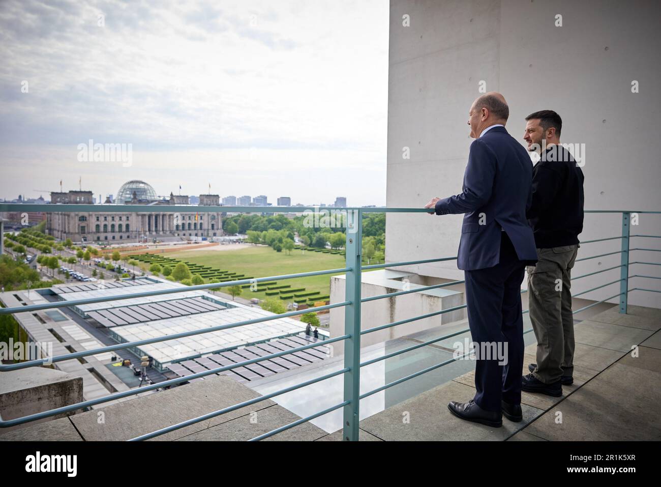 Berlin, Deutschland. 14. Mai 2023. Bundeskanzler Olaf Scholz (L) trifft am 14. Mai 2023 in Berlin mit dem ukrainischen Präsidenten Wolodymyr Zelensky (R) zusammen. Der ukrainische Präsident Zelensky besucht Deutschland zum ersten Mal seit Beginn der russischen Invasion im Februar letzten Jahres. Foto: Pressestelle des ukrainischen Präsidenten/UPI Credit: UPI/Alamy Live News Stockfoto