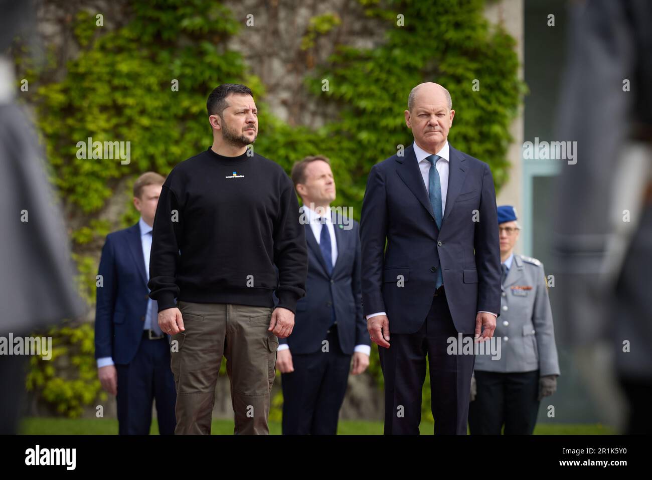 Berlin, Deutschland. 14. Mai 2023. Bundeskanzler Olaf Scholz (R) trifft am 14. Mai 2023 in Berlin mit dem ukrainischen Präsidenten Wolodymyr Zelensky (L) zusammen. Der ukrainische Präsident Zelensky besucht Deutschland zum ersten Mal seit Beginn der russischen Invasion im Februar letzten Jahres. Foto: Pressestelle des ukrainischen Präsidenten/UPI Credit: UPI/Alamy Live News Stockfoto