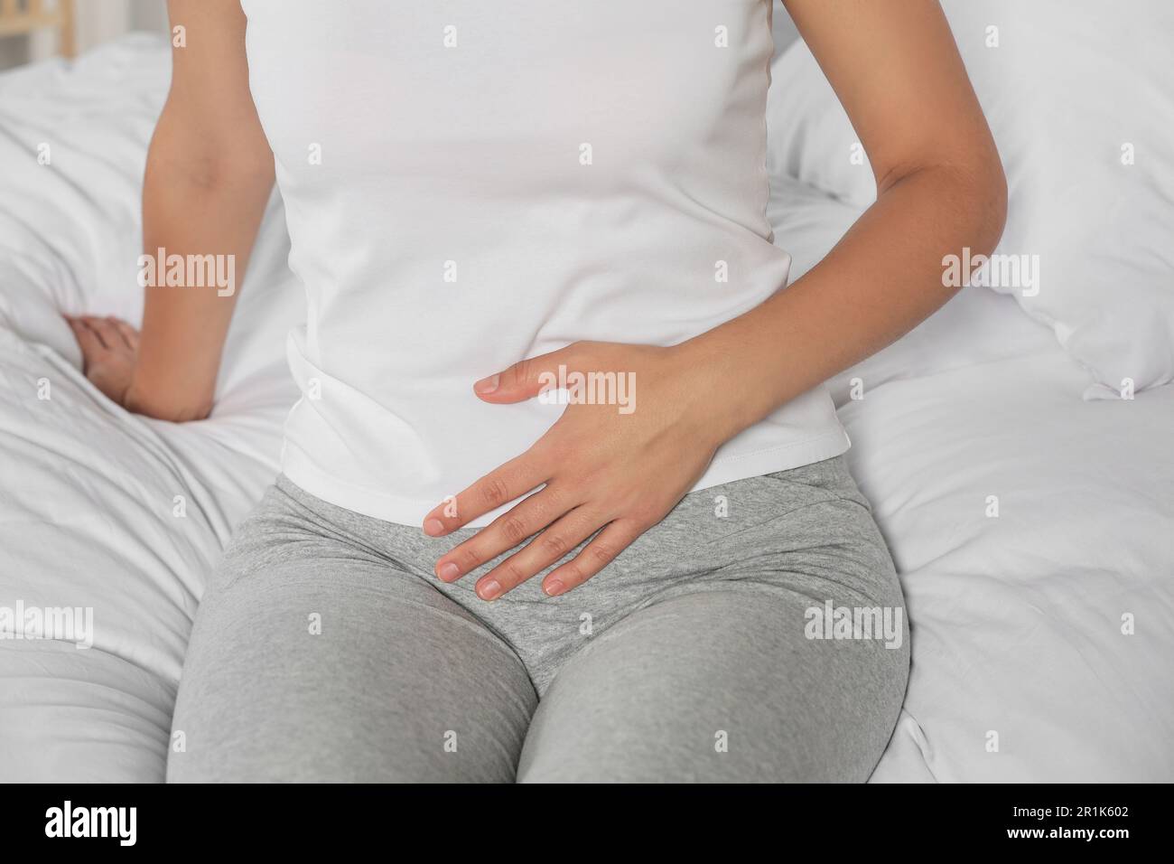 Junge Frau mit Zystitis im Bett, Nahaufnahme Stockfoto