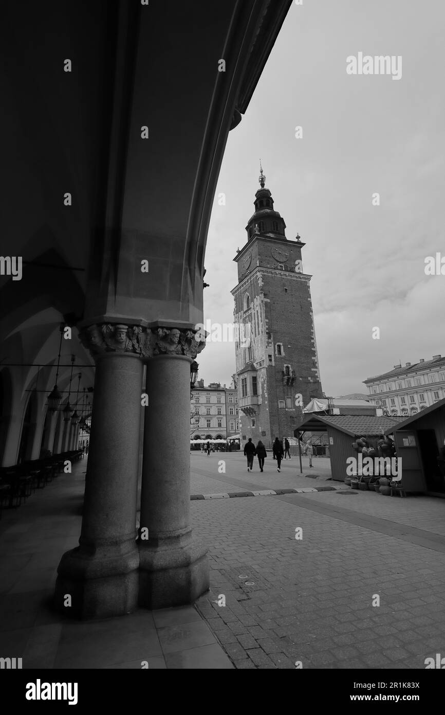 Schwarzweißbild des Rathausturms und des Tuchbogens in Krakau, Polen, Europa. Stockfoto