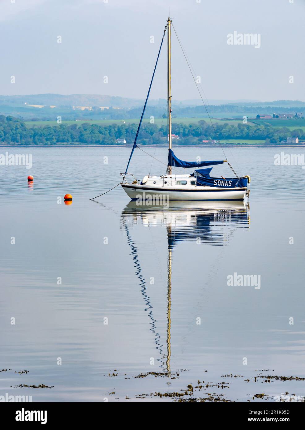 Segelboot im ruhigen, ruhigen Wasser am sonnigen Tag, Firth of Forth, Schottland, Großbritannien Stockfoto