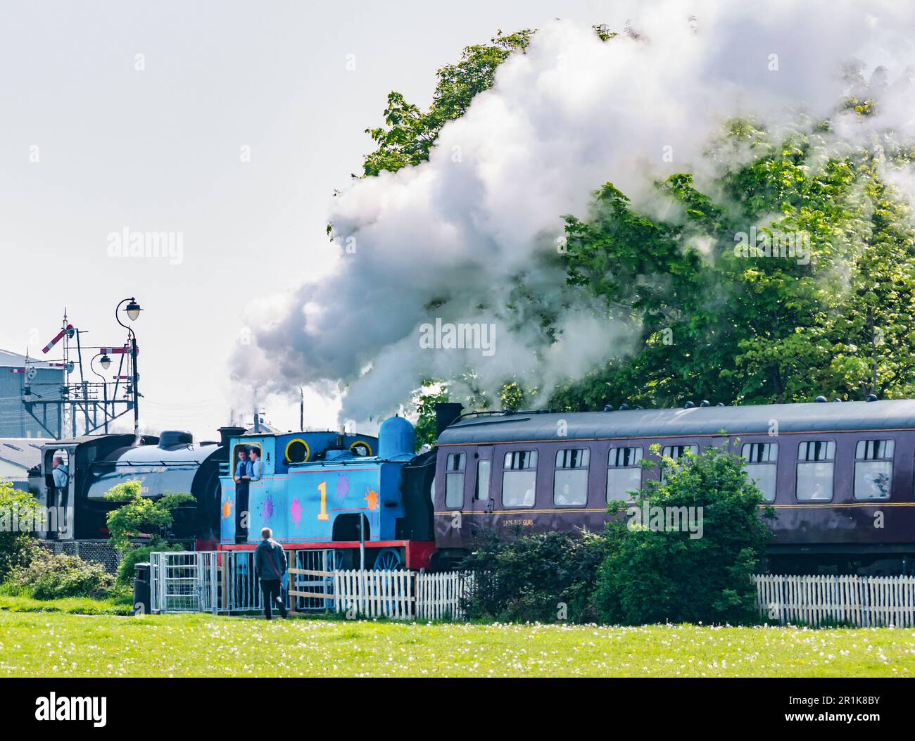 Eine Dampflokomotive, die eine Kutsche zieht, Bo'ness Kinneil Vintage Railway, Schottland, Großbritannien Stockfoto
