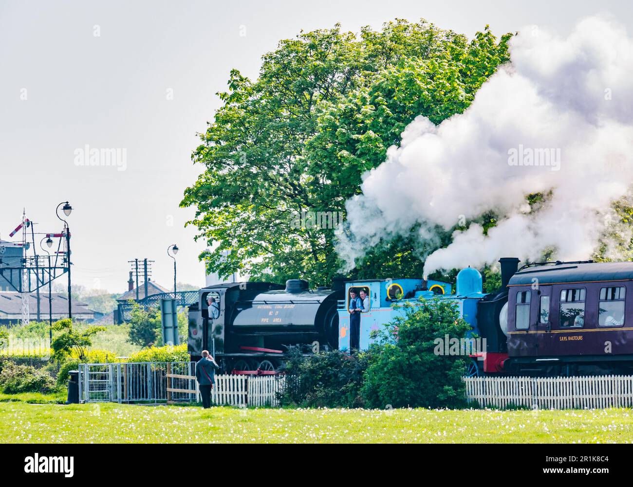 Eine Dampflokomotive, die eine Kutsche zieht, Bo'ness Kinneil Vintage Railway, Schottland, Großbritannien Stockfoto