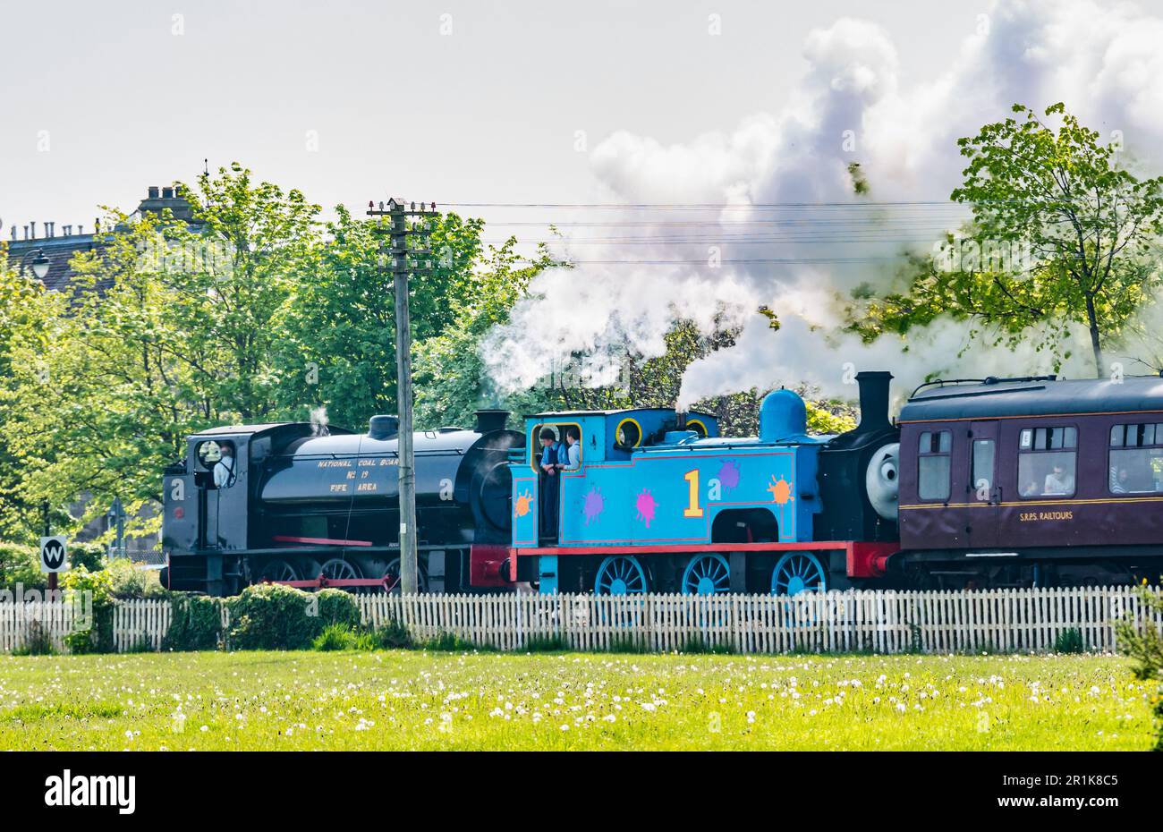 Eine Dampflokomotive, die eine Kutsche zieht, Bo'ness Kinneil Vintage Railway, Schottland, Großbritannien Stockfoto
