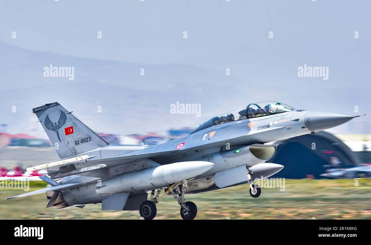 F-16D Fighting Falcon startet Konya Anatolian Eagle Exercises (92-0023) von 191 Filo Hancer „Dolch“ auf Konya 3. Hauptdüse 132. Geschwader Stockfoto